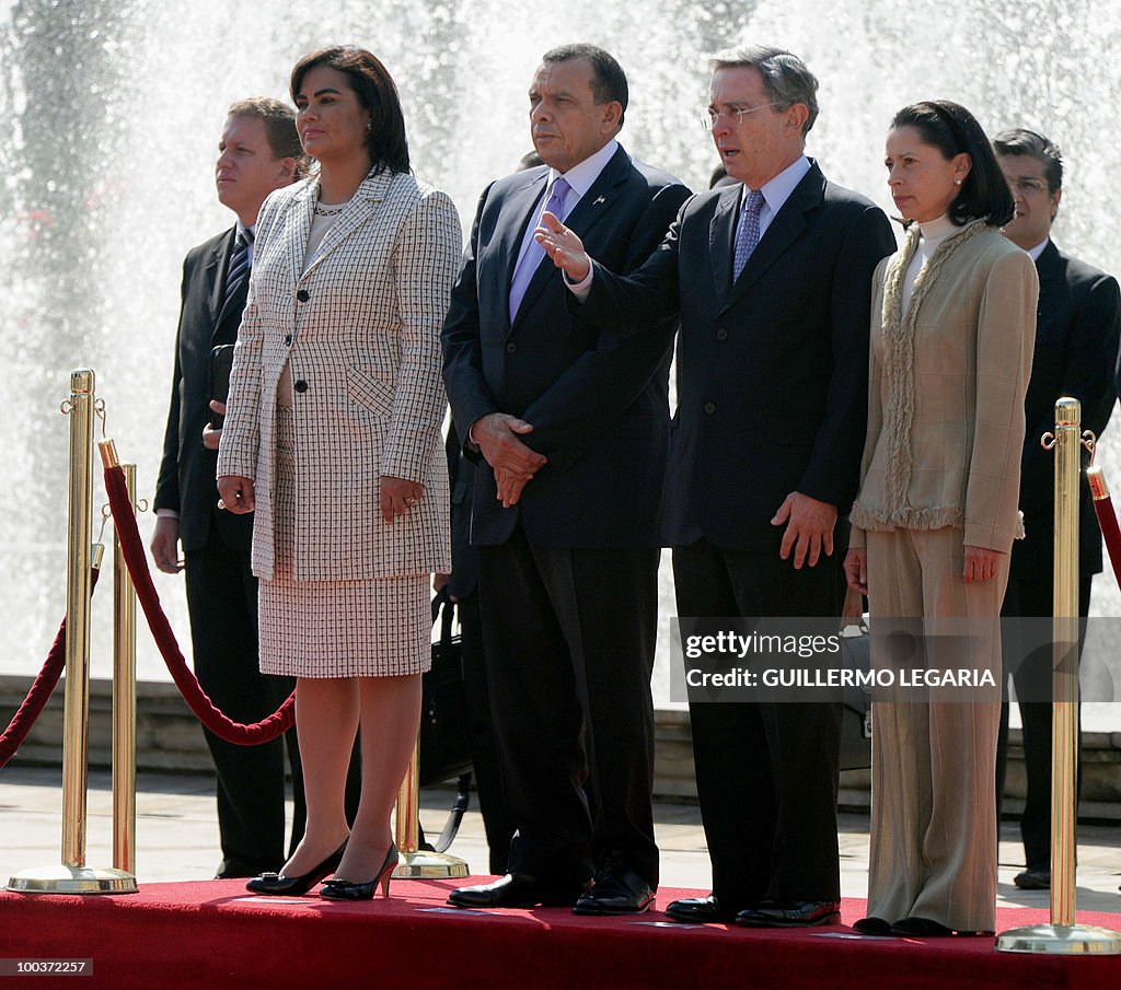 Honduran President Porfirio Lobo (2nd-L)