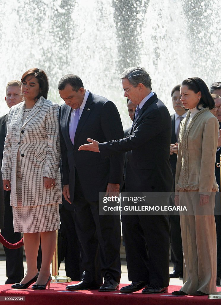 Honduran President Porfirio Lobo (2nd-L)