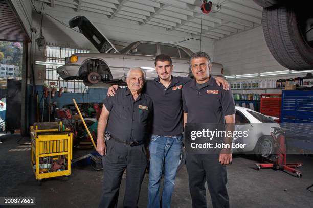 three generations of auto mechanics - großvater vater sohn business stock-fotos und bilder