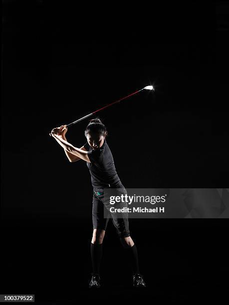 lady golfer who swings driver - woman on swing foto e immagini stock