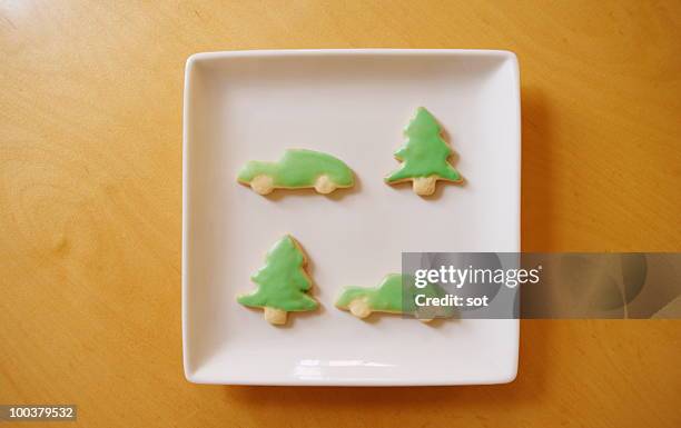 decorated freshly baked cookies on the plate  - vierkant bord stockfoto's en -beelden