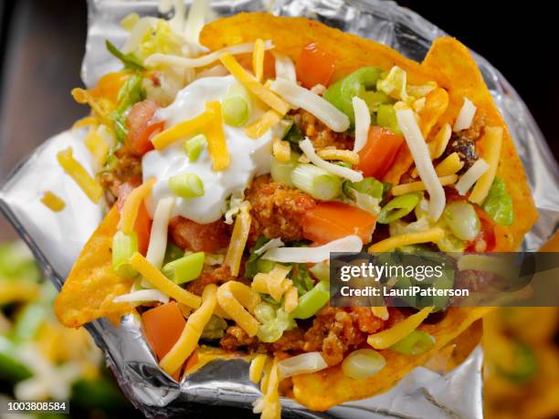 ensalada de taco de carne de res en una bolsa de - bag of chips fotografías e imágenes de stock