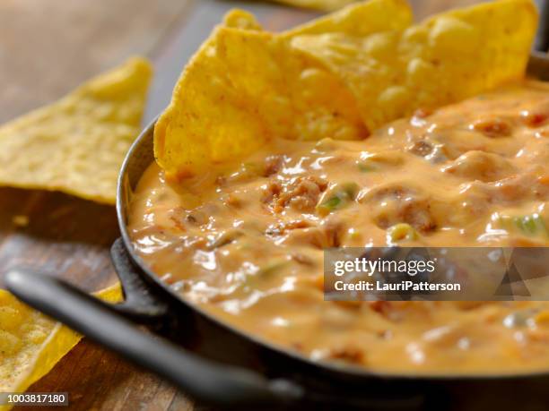 chili kaas dip - nachos stockfoto's en -beelden