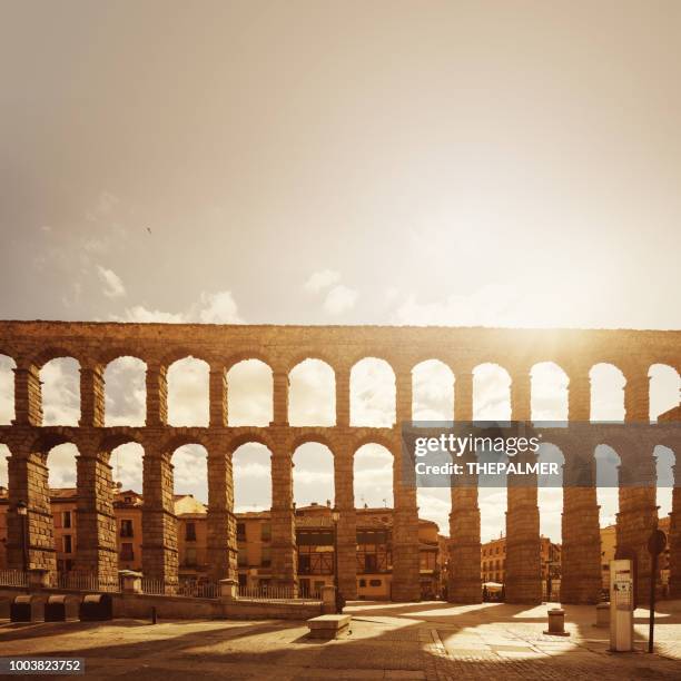 römische aquädukt in segovia spanien - segovia stock-fotos und bilder