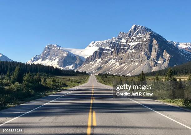 rockies road trip - canadian rocky mountains snow stock-fotos und bilder