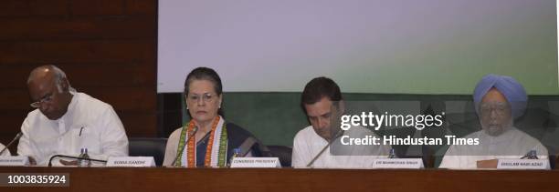 Chairperson Sonia Gandhi, Congress president Rahul Gandhi with former prime minister Manmohan Singh and Mallikarjun Kharge during the Extended...