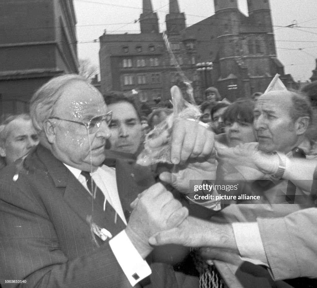ARCHIVE German chancellor Helmut Hohl attempts to determine who