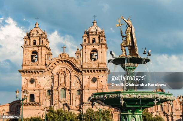 view of the fountain located in the middle of plaza de armas, a city square of cusco, peru. - plaza de armas praça - fotografias e filmes do acervo
