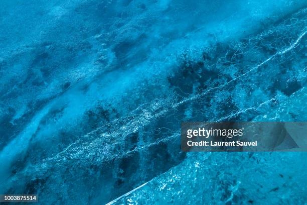 blue abstract background containing cracks and complex shapes in the glacier ice of the mer de glace ice cave, chamonix-mont-blanc, france - laurent sauvel photos et images de collection