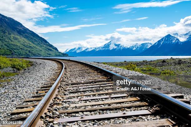 binario ferroviario con catena montuosa e fiordo - anchorage foto e immagini stock