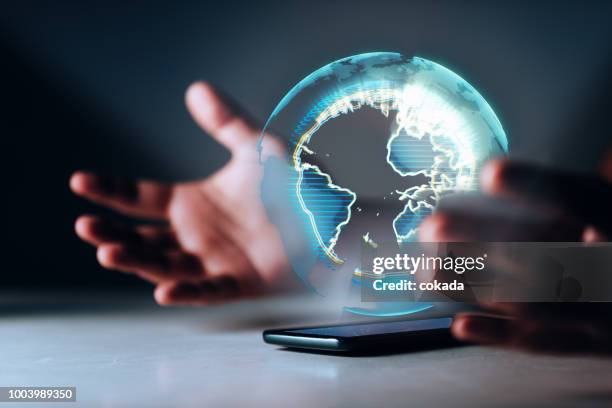 holografische aarde op smartphone - modern traveling stockfoto's en -beelden