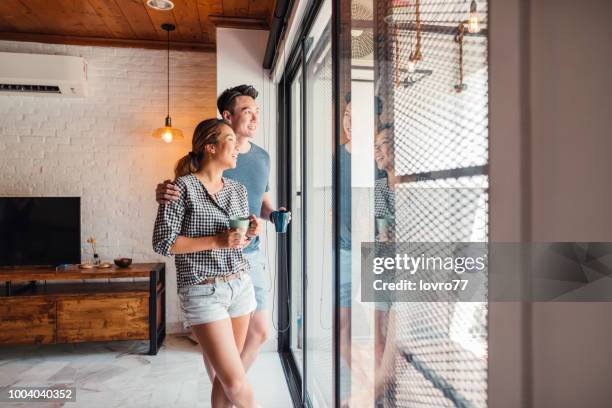 couple aime le café du matin - asian drink photos et images de collection