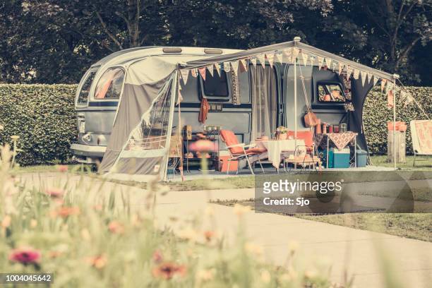 classic caravans camping in a park in vintage style - sjoerd van der wal or sjo imagens e fotografias de stock