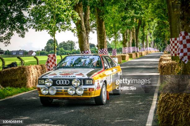 voiture de rallye classique coupé audi quattro - classic european sports car photos et images de collection