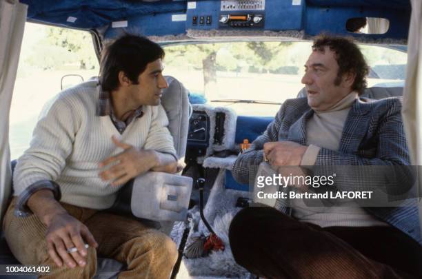 Gérard Lanvin et Julien Guiomar sur le tournage du film de Georges Lautner ' Est-ce bien raisonnable ? ' le 26 novembre 1980 à Nice, France.