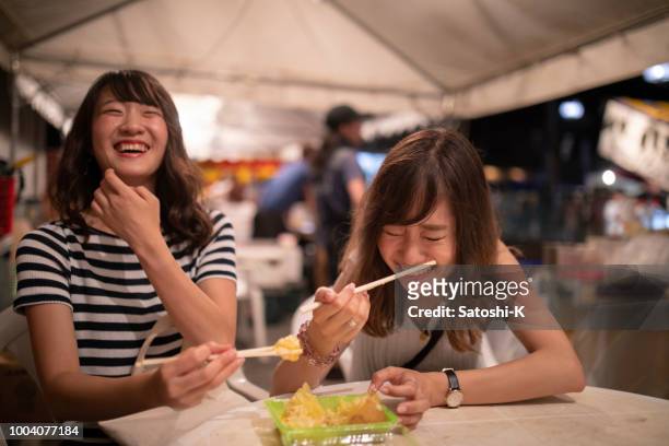 junge freundinnen genießen in nacht festival - travel market asia stock-fotos und bilder