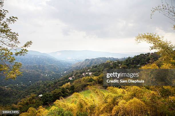 blue mountains over looking kingston - kingston-jamaica stockfoto's en -beelden