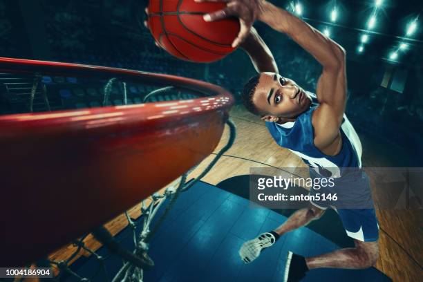 el jugador de baloncesto africano con bola - mate de baloncesto fotografías e imágenes de stock