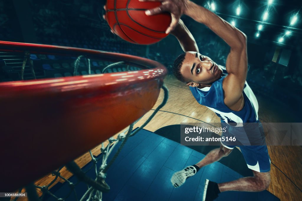 De Afrikaanse mens basketballer springen met bal