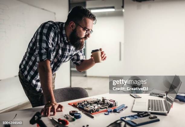 diy kerl forschen in seinem büro - platine dj stock-fotos und bilder