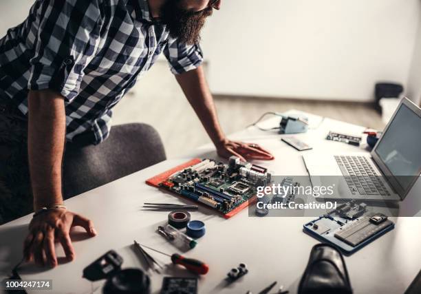 diy kerl forschen in seinem büro - platine dj stock-fotos und bilder