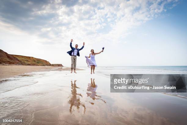 beach wedding couple. - s0ulsurfing stock pictures, royalty-free photos & images