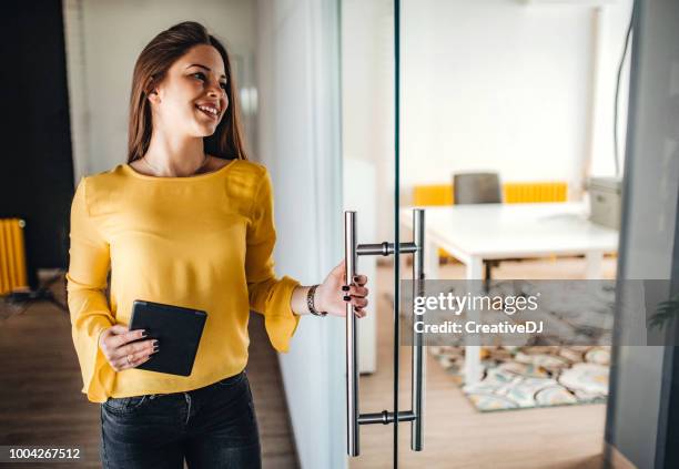 joven exitoso y - entrando fotografías e imágenes de stock