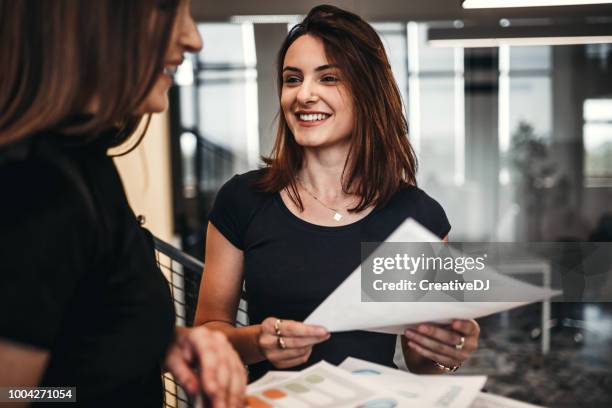 possiamo farlo insieme - assistant foto e immagini stock