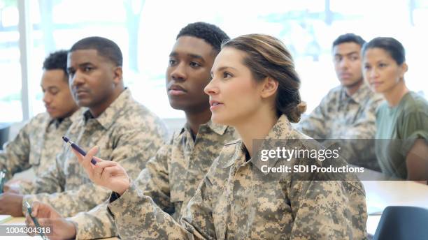 junge weibliche kadetten fragt in der militärischen ausbildung klasse - military training stock-fotos und bilder