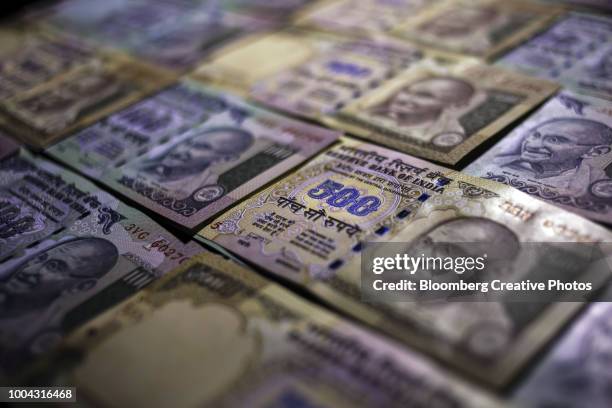 indian five hundred and one hundred rupee banknotes - valuta indiana foto e immagini stock