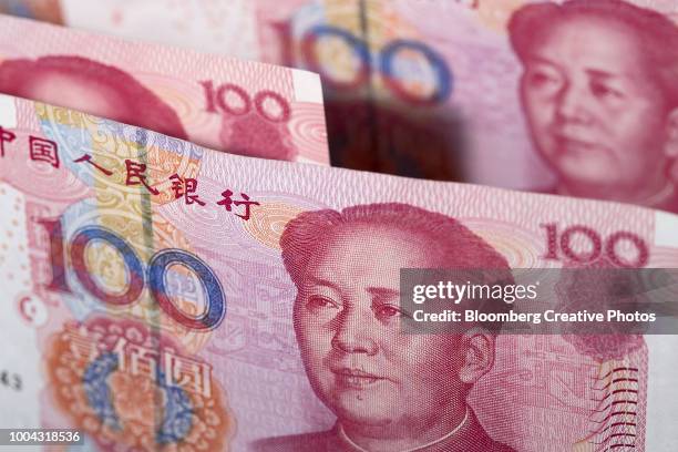 chinese one-hundred yuan banknotes - chinese money imagens e fotografias de stock