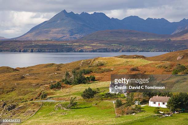 tarskavaig and the cuillin hills, skye, scotland - schotland stockfoto's en -beelden