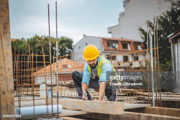 trabajador en construcción es fijar la forma para la viga - riesgos laborales fotografías e imágenes de stock