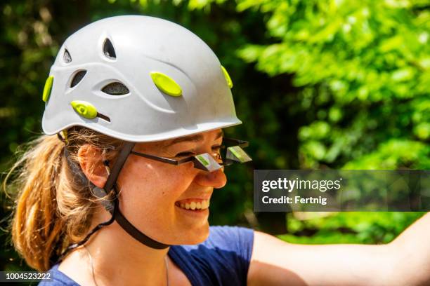een bergbeklimmen instructeur met behulp van belaying bril. - zekeren stockfoto's en -beelden