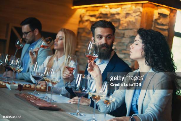 sommeliers op het wijngoed - critic stockfoto's en -beelden
