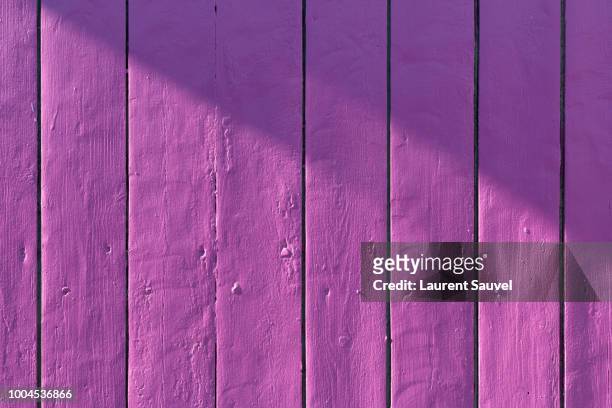 purple painted wood background - laurent sauvel photos et images de collection