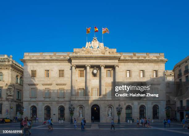 gevel van de autonome regering van catalonië op het plein van san jaime - st james barbados stockfoto's en -beelden