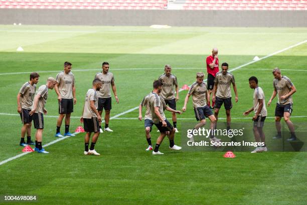 Carel Eiting of Ajax, Donny van de Beek of Ajax, Zakaria Labyad of Ajax, Dusan Tadic of Ajax, Daley Sinkgraven of Ajax, Frenkie de Jong of Ajax,...