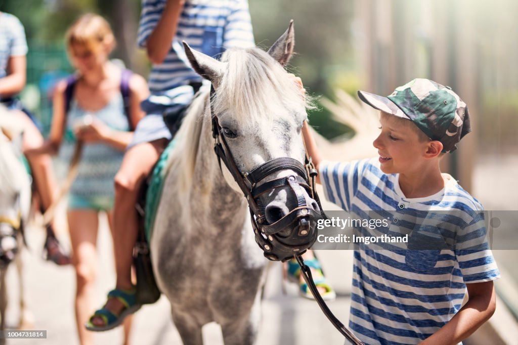 Famiglia che si gode l'equitazione