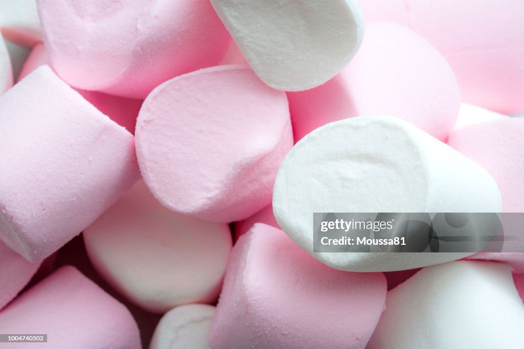 Da vicino su un mucchio di dolci marshmallow con copyspace