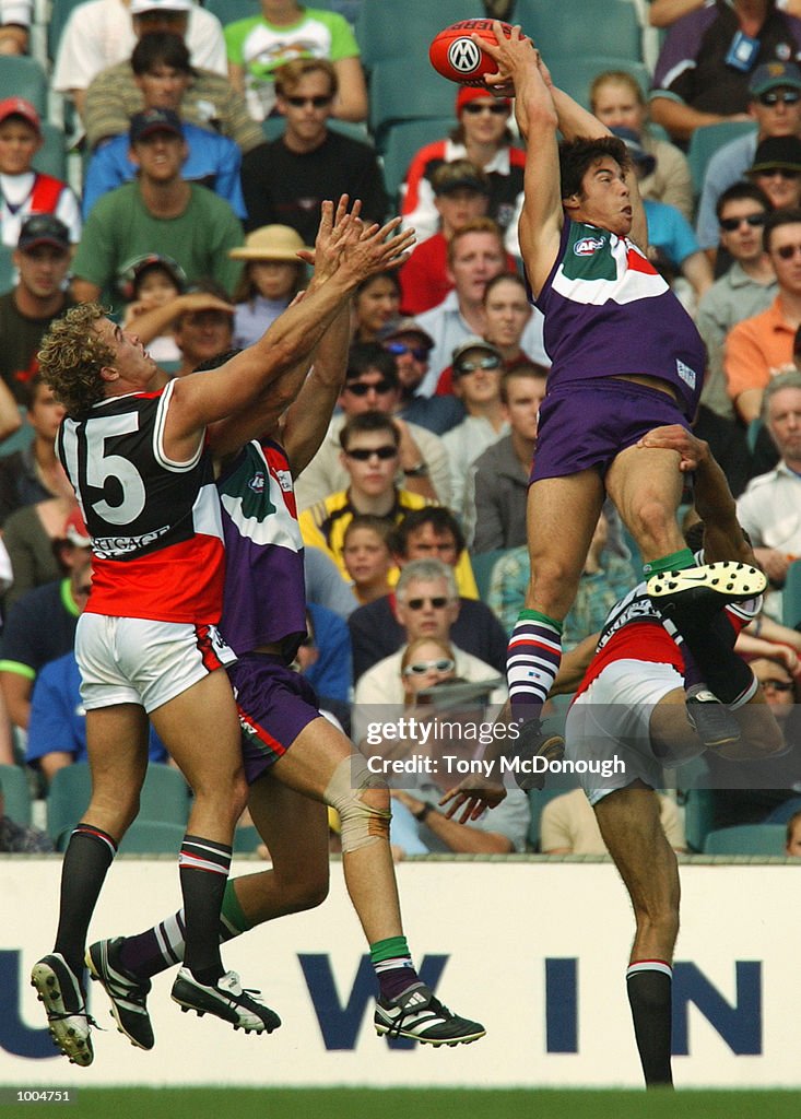 07 Apr 2002:  Paul Medhurst #34 for the Fremantle Dockers marks the ball during the round two AFL ma