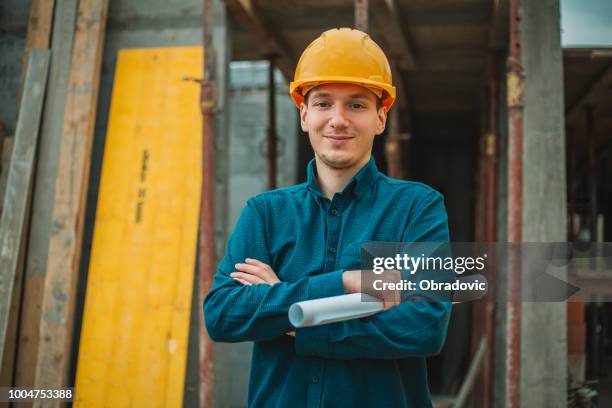 porträt von bauingenieur auf der baustelle - engineering students stock-fotos und bilder