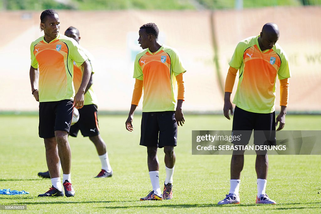 Ivory Coast's striker Didier Drogba (L)