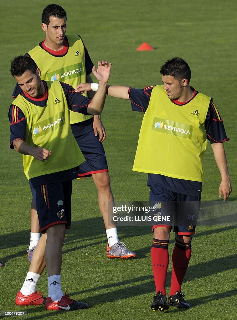 Spain's midfielder Cesc Fabregas (L), Sp