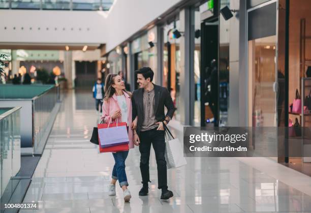 paar in der mall - shoppingcenter stock-fotos und bilder