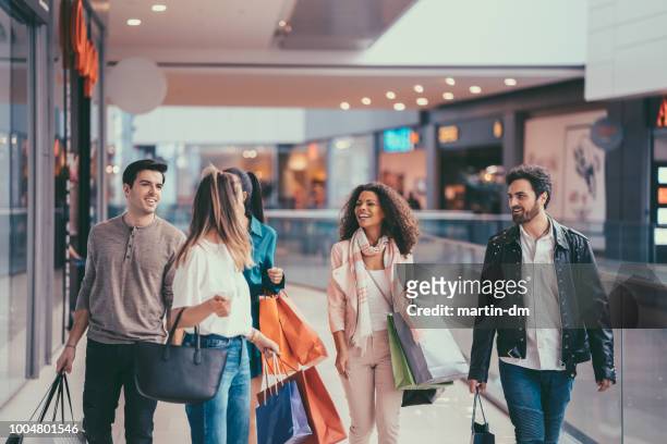 amis dans le centre commercial - shopping in mall photos et images de collection