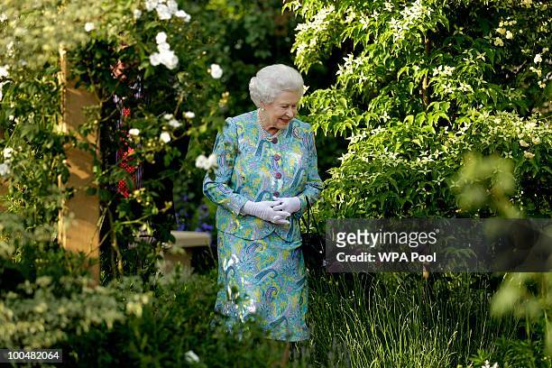 Britain's Queen Elizabeth II visits a garden during the Press & VIP preview at The Chelsea Flower Show at Royal Hospital Chelsea on May 24, 2010 in...