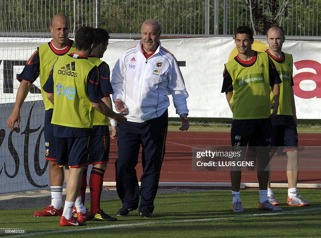 Spain's coach Vicente Del Bosque talks w