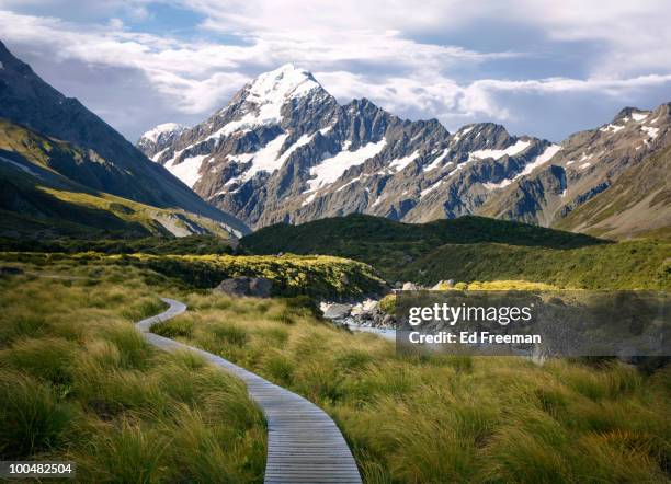 trail to mt. cook, south island, new zealand - mt cook range stockfoto's en -beelden