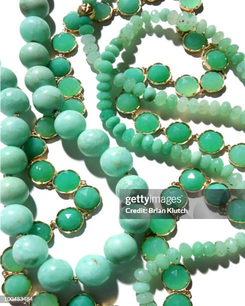 jade pearls. - jade gemstone stockfoto's en -beelden